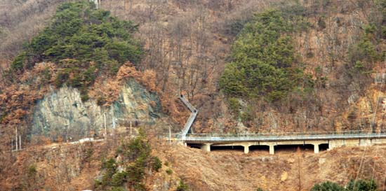 팔각정에서 주차를 하고 조금 내려오면 가파른 철제 계단으로 현암사를 오르는 길은 시작된다. 